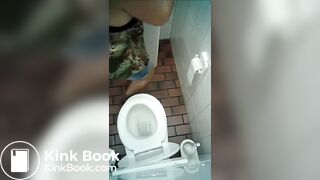 belle fille dans les toilettes - video 2