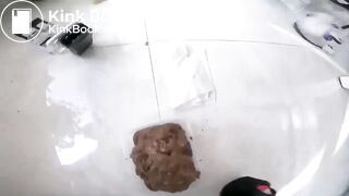 卉儿拉满满一盆屎