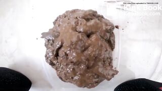 卉儿拉满满一盆屎