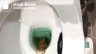 belle fille va aux toilettes - poop