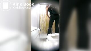 Mujer descarga mierda