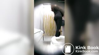 Mujer descarga mierda