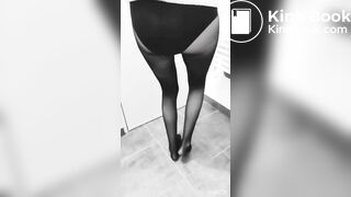 Girl pisses n’ shits in tights