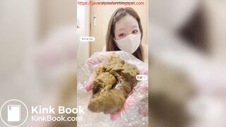 Adorable NAKED japanese girls poops