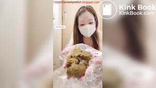 Adorable NAKED japanese girls poops
