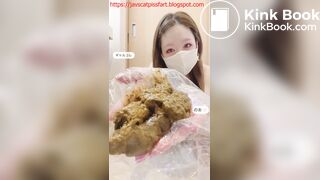 Adorable NAKED japanese girls poops