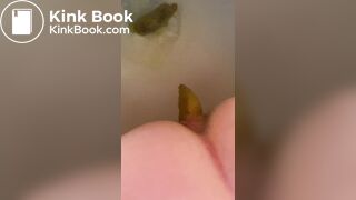 MILF takes a nice shit
