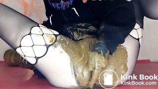 Masked Girl Shits and Smear on her Pussy