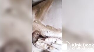 Solo scat play Latina on a balcony in a slum..