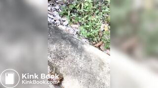 Branquinha maravilhosa cagando na natureza