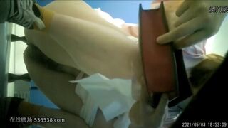 年轻的中国美女腹泻