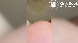 MILF takes her morning poo