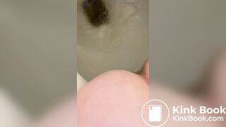 MILF takes her morning poo