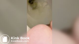 MILF takes her morning poo