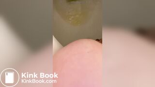 MILF takes her morning poo