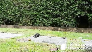 German scat girl.. im Garten!