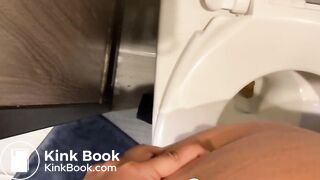 Sexy Big booty babe takes a nice dump