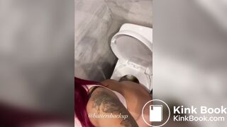 Sexy Big booty babe takes a nice dump