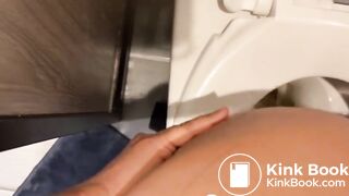 Sexy Big booty babe takes a nice dump