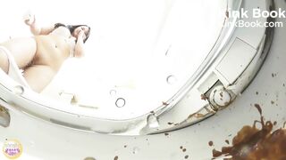 火辣的日本女孩在马桶上痛苦腹泻