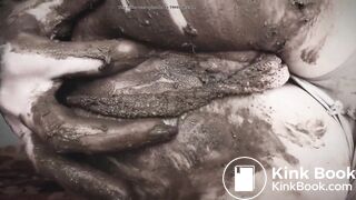 sexy girl with big ass shits and fingers her anus