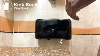 Negra gostosa abrindo o cu e cagando