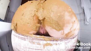 sexy girl with huge ass shitting and rubbing her shit