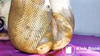 Anna fills her yellow tight pantyhose with shit