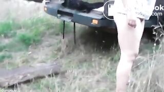 Полненькая жена получает клизму в фургоне на природе