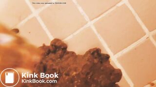 友達のアニメグッズにうんこ