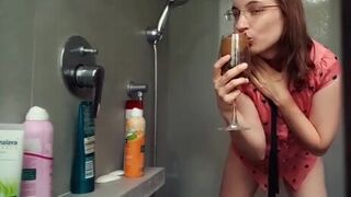 German girl plays with poo.. im Badezimmer!