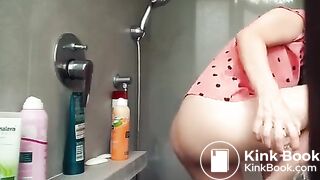 German girl plays with poo.. im Badezimmer!