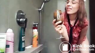 German girl plays with poo.. im Badezimmer!