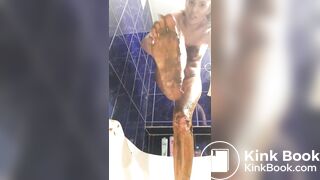 Hot Women pooping big and Smear on her body