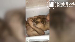 Toilette humaine éjacule avec la merde de sa maîtresse