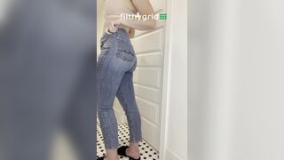 Sexy girl toilet pooping - video 7