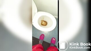 Indian girl shits/farts while showing her pretty toes