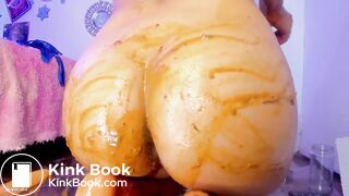 Nasty girl pooping and smearing on cam