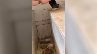 Girls poop in the toilet - video 2