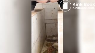 Girls poop in the toilet - video 2
