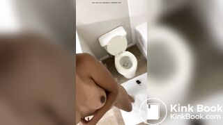 Preciosa negra cagando en el baño
