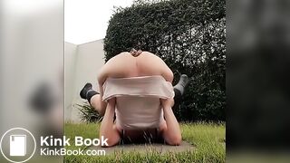 German girl poops and pees outside.. aufm Kopf!