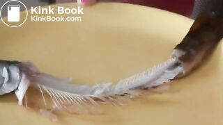 German lady produces 27 cm poo.. auf eine Fischgräte!