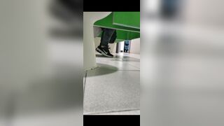 MUJER CAGA EN AURRERA