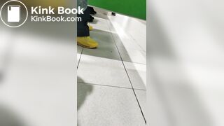 MUJER CAGA EN AURRERA