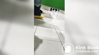 MUJER CAGA EN AURRERA