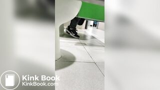 MUJER CAGA EN AURRERA