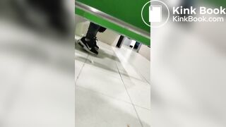 MUJER CAGA EN AURRERA