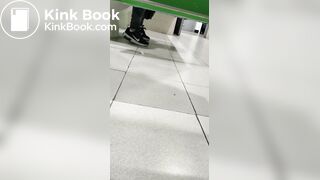 MUJER CAGA EN AURRERA