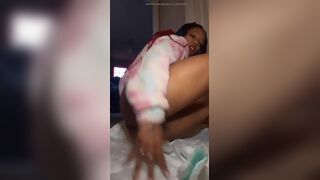 Pretty ebony milf poops